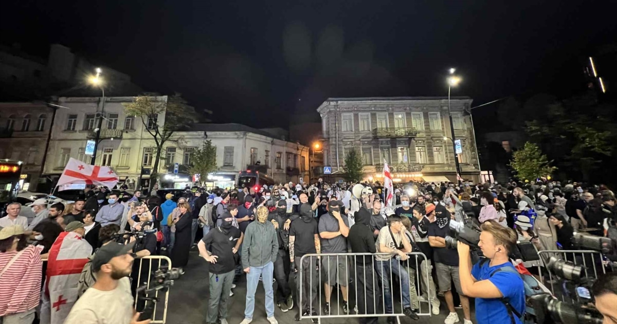 კალაძის საარჩევნო შტაბთან მორიგი აქცია ჩატარდა - შემდეგ დემონსტრაცია პარლამენტისკენ წავიდა