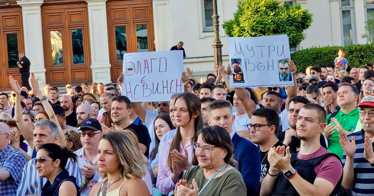 Хиляди хора се събраха за втори път тази седмица пред