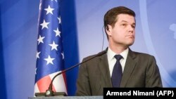 Американскиот помошник државен секретар за Европа и Евроазија Вес Мичел 