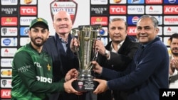 د پاکستان کپتان د اتلولۍ جام ترلاسه کولو پر وخت