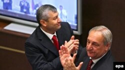 Эдуард Кокойты (слева) и Сергей Багапш в Госдуме, 25 августа 2008 г.