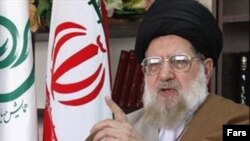 محمد خامنه‌ای می‌گوید «شعار اعتدال» که اکبر هاشمی رفسنجانی سرمی‌دهد به معنای «طرفداری از غرب» و دعوت او برای تشکیل دولت ائتلافی نیز «راهی برای ورود براندازان نظام» به دولت است