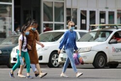 Коронавирус пандемиясы кезінде көшеде жүрген тұрғын. Нұр-Сұлтан, 4 тамыз 2020 жыл.