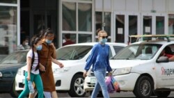 Қорғаныс маскасын таққан адамдар коронавирус пандемиясы кезінде базардан сауда жасап қайтып бара жатыр. Нұр-Сұлтан, Қазақстан, 4 тамыз, 2020 жыл.