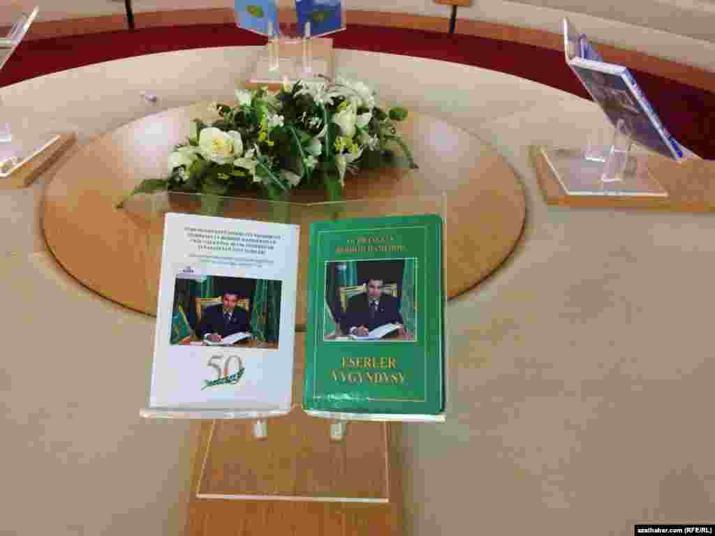 Aşgabatdaky Milli kitaphananyň ozalky "Ruhnama" zalynda indi "Ruhanamadan" başga-da kitaplar goýulypdyr. Täze ýerleşdirilen kitaplaryň aglabasy hem häzirki prezident G.Berdimuhamedow bilen ilteşikli eserler.