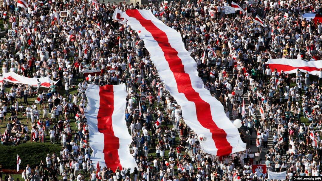Участники протестной акции в центре Минска 16 августа
