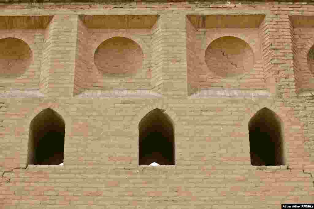 Bu şəhər və 848-852-ci illərdə xəlifə Mütəvəkkil tərəfindən tikilmiş gördüyünüz bu kompleks Azərbaycan tarixində həm də Babək Xürrəminin edamı ilə hallanır.