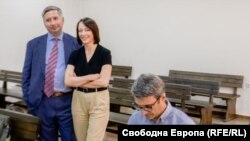 Иво Прокопиев (вляво), съпругата му Галя и Трайчо Трайков в Специализирания наказателен съд през юни 2020 г.