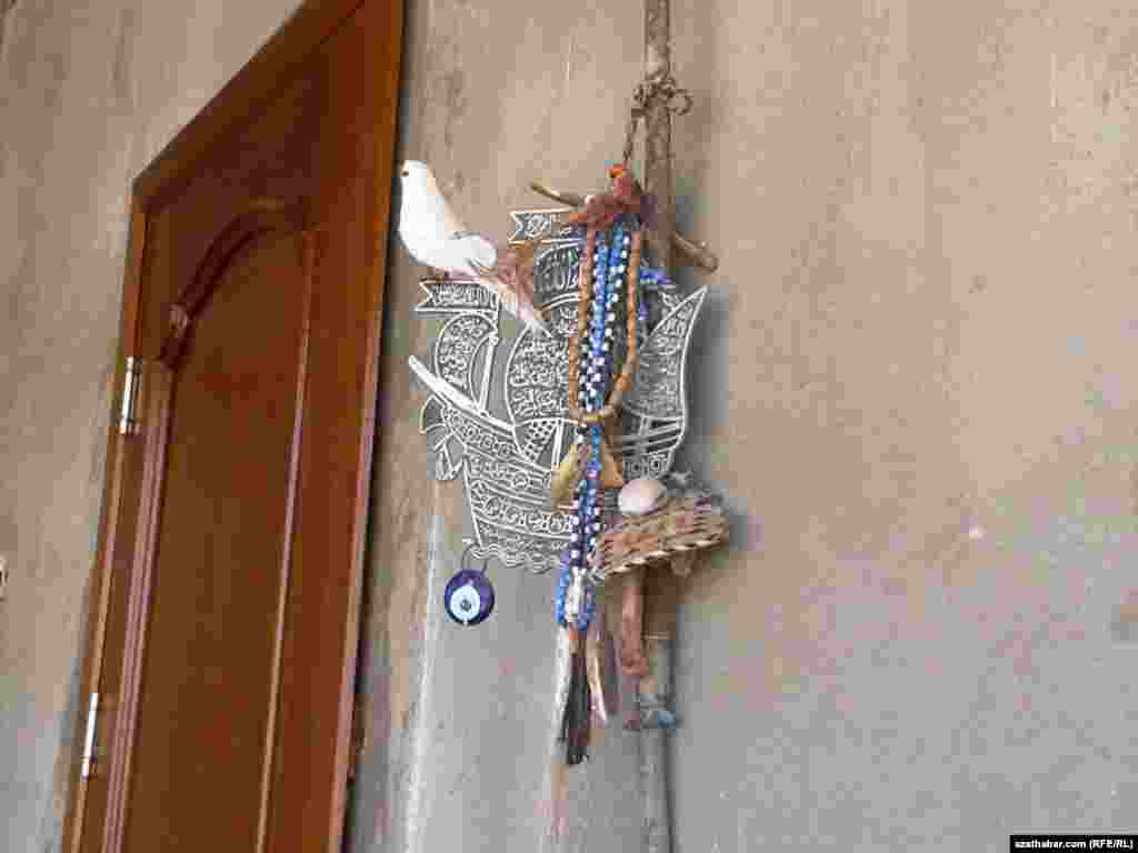 Yrym üçin gapa asylan alaja we monjuklar.