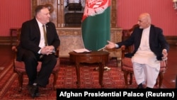 23-nji martda Kabulda Owganystanyň prezidenti Aşraf Gani (çepde) Birleşen Ştatlaryň döwlet sekretary Maýk Pompeo bilen duşuşýar.