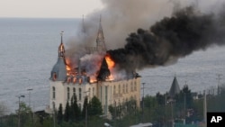 Un atac cu rachete asupra Odesei a ucis, luni seară, cel puțin patru persoane și a rănit în jur de 30, a anunțat guvernatorul regiunii ucrainiene învecinată cu România. A fost lovit și castelul Kivalov, cunoscut mai recent sub numele de „Castelul lui Harry Potter”.