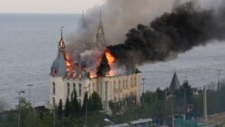 Zgrada Pravne akademije u Odesi u plamenu posle ruskog raketnog napada, 29. april 2024.