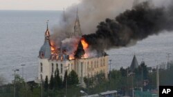 Zgrada Pravne akademije u Odesi u plamenu posle ruskog raketnog napada, 29. april 2024.