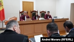 Judecătorii Vladislav Gribincea, Stella Beșleaga și Ghenadie Eremciuc (de la stânga la dreapta), care formează noul complet de judecată, au reluat de la capăt examinarea dosarului lui Igor Dodon.