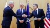 Министърът на външните работи на Финландия Пекка Хаависто се ръкува с държавния секретар на САЩ Антъни Блинкен, след като предаде документа за присъединяване на страната си по време на срещата на външните министри на НАТО в централата на НАТО в Брюксел, 4 април 2023 г. 