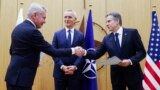 Ministrul finlandez de externe Pekka Haavisto (stânga), secretarul general al NATO, Jens Stoltenberg și secretarul de stat al Statelor Unite, Antony Blinken, Bruxelles, marți, 4 aprilie 2023.