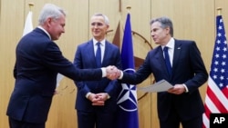 Ministrul finlandez de externe Pekka Haavisto (stânga), secretarul general al NATO, Jens Stoltenberg și secretarul de stat al Statelor Unite, Antony Blinken, Bruxelles, marți, 4 aprilie 2023.