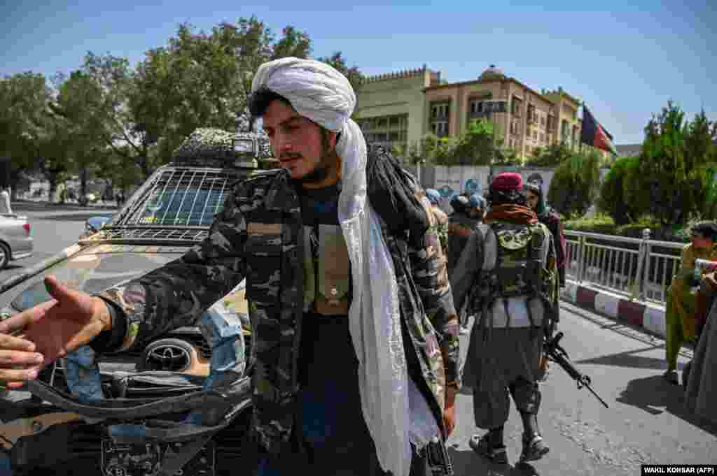 Luftëtarët talibanë duke qëndruar në një rrugë të sheshit &quot;Massoud&quot;, në Kabul. (16 gusht)