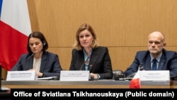 Кіраўніца Аб’яднанага пераходнага кабінэту Беларусі Сьвятлана Ціханоўская, старшыня Нацыянальнай асамблеі Францыі Яэль Браўн-Півэ і старшыня парлямэнцкай групы сяброўства зь Беларусьсю Фрэдэрык Пэці
