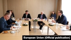 Kryeministri i Kosovës, Albin Kurti dhe presidenti i Serbisë, Aleksandar Vuçiq, gjatë takimit të tyre në kuadër të dialogut të ndërmjetësuar nga Bashkimi Evropian. Bruksel, 15 qershor 2021.