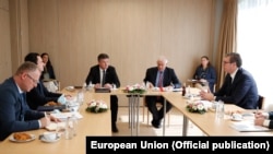 Fotografi e realizuar gjatë një takimi në nivel të lartë në kuadër të dialogut Kosovë-Serbi, që ndërmjetësohet nga Bashkimi Evropian. 