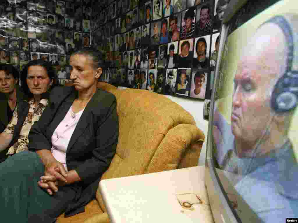 Колишній генерал армії боснійських сербів Ратко Младич вперше постав перед Міжнародним трибуналом у Гаазі, 3 червня. Міжнародний трибунал з колишньої Югославії звинувачує його у воєнних злочинах і геноциді. Photo by Dado Ruvic for Reuters