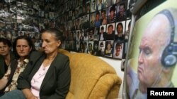 Bosnieci privind la televizor prima audiere a lui Mladic la Haga