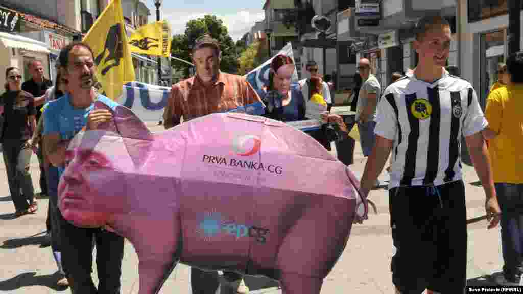 Crna Gora - Jedan u nizu protesta u organizaciji MANS-a, ovaj put ispred Centralne banke CG, a protest je bio usmjeren na familiju Đukanović, Podgorica, 7. juni 2012. Foto: RSE / Savo Prelević  
