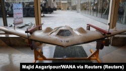 د ایران د اسلامي انقلاب ساتونکي ځواک په لرغنتون کې یوه بې پیلوټه الوتکې نندارې ته ایښې ده - د نومبر ۱۲مې انځور.