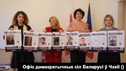 З партрэтамі замежнікаў-палітзьняволеных: мэдыяэкспэртка Ганна Любакова, каардынатарка беларускай народнай амбасады ў Шатландыі Ірына МакЛейн, праваабаронца Анастасія Васільчук, дырэктарка Офісу дэмакратычных сіл Беларусі ў Чэхіі Крысьціна Шыянок. Ілюстрацыйнае фота 