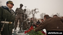 Покладання квіті до пам'ятника загиблим «афганцям» до річниці виведення СРСР військ із Афганістану. Київ 