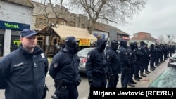 Tuče, tenzije i policijski kordoni u Kuli