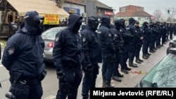 Kordon policije u Kuli ispred jednog ugostiteljskog objekta za koji su opozicioni aktivisti tvrdili da je neformalni štab vladajuće stranke, 29. mart 2026.