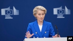 Ursula von der Leyen, az Európai Bizottság elnöke március 4-én, miközben a sajtó előtt bemutatja az Európa felfegyverzését célzó tervét