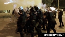 Policajci ispaljuju suzavce na građane u Podgorici, 24 juna 2020. 