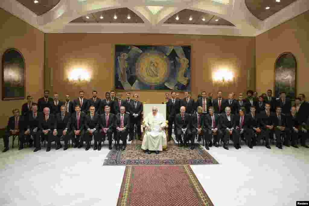 The Bayern Munich soccer team poses with Pope Francis at the Vatican. (Reuters/Osservatore Romano)