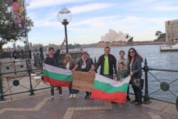 Българи протестират на фона на операта в Сидни.