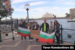 Българи протестират на фона на операта в Сидни.