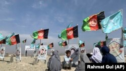 اعضای خانواده شماری از قربانیان که در جنگ های داخلی افغانستان کشته شده اند برای آرامش روح آنها دعا میکنند. September 14, 2020