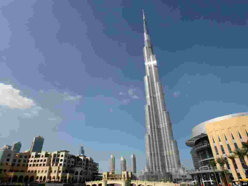ААЭ: Бурж Дубай – самы высокі (818 м) хмарачос у сьвеце.