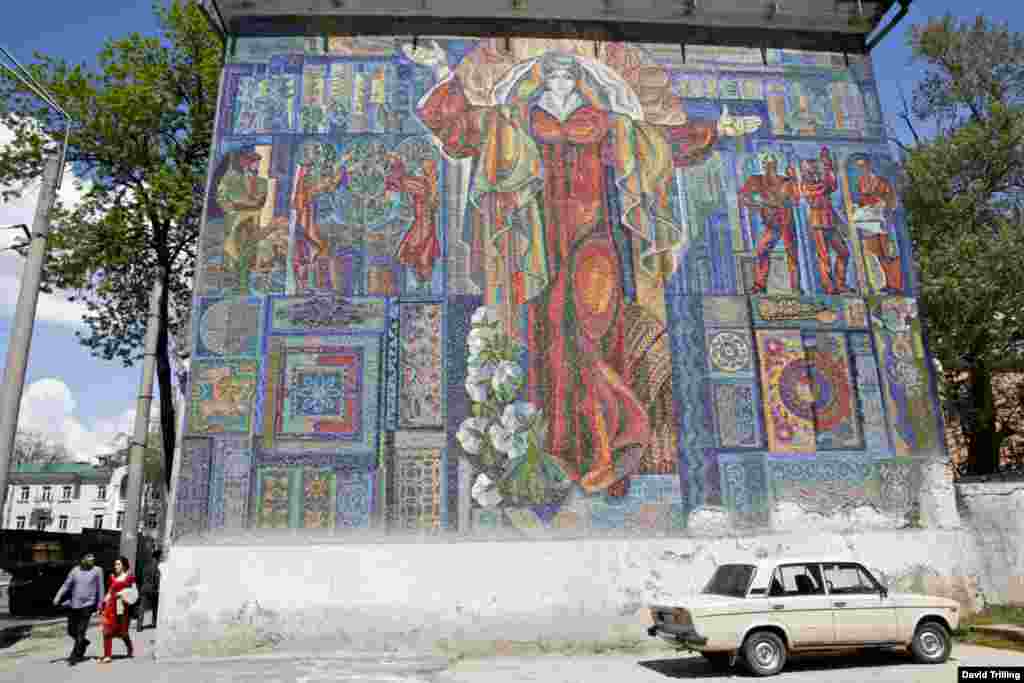 Еще одно красочное мозаичное панно советских времен в Таджикистане.&nbsp;