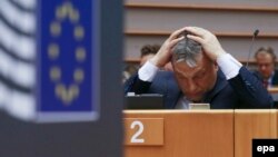 Viktor Orbán, în aprilie 2016, la o dezbatere a plenului Parlamentului European despre o serie de măsuri legislative controversate luate de Ungaria, inclusiv cea de închidere a Universității Central Europene din Budapesta.