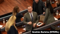 Deputeti nga Lidhja Demokratike e Kosovës, Armend Zemaj, është ndër të fundit që u përfshi në një përplasje verbale e fizike me një qytetar.