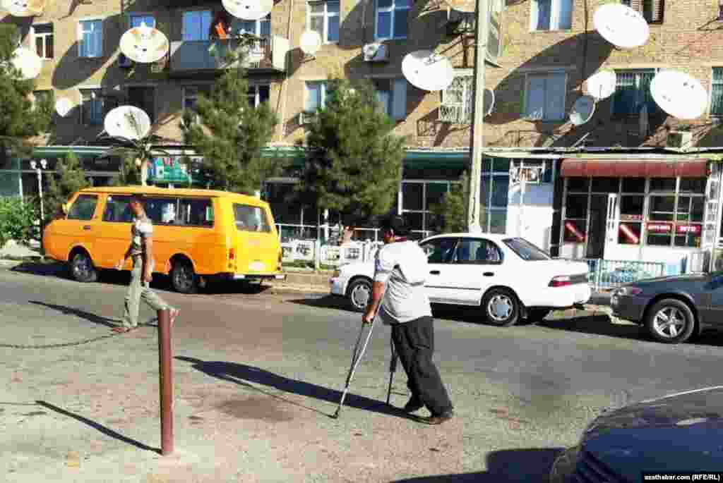 Eli pişekli maýyp bir adam