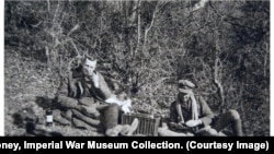 ბრიტანელი ჯარისკაცები პიკნიკზე, ბათუმთან ახლოს. 1919. ფოტოს ავტორია რობერტ ქოთონ მანი, რომელმაც ბრიტანულ სამხედრო მისიაზე კავკასიაში არაერთი ფოტო გადაიღო.