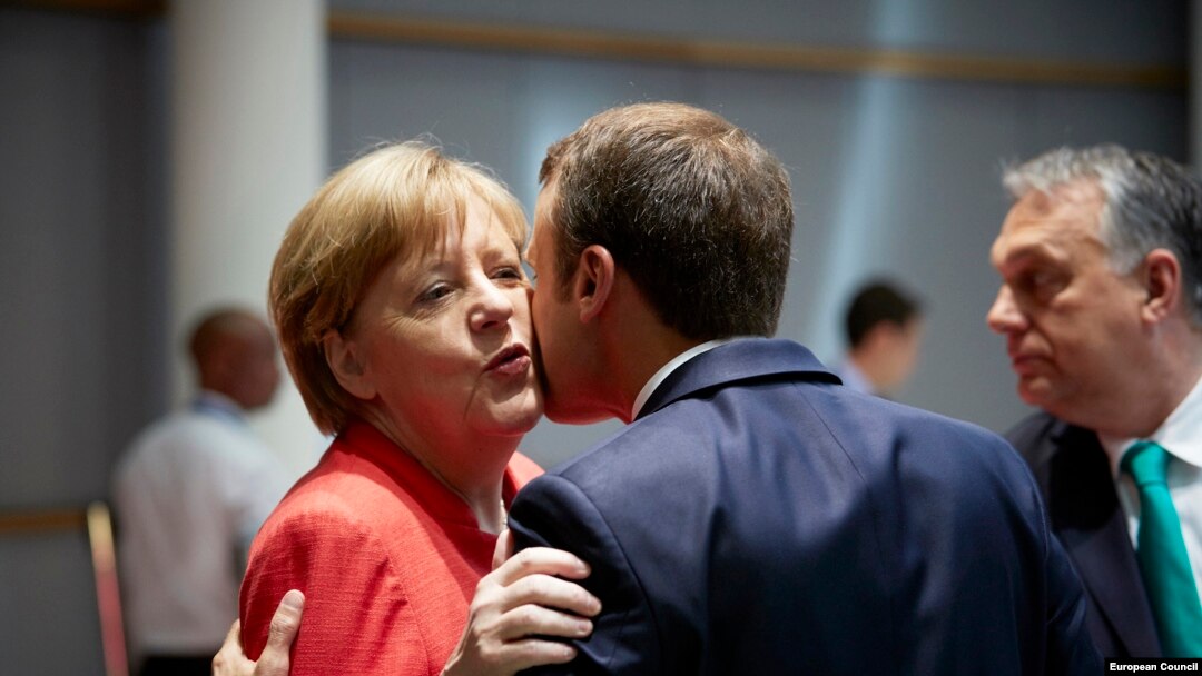 Angela Merkel, cancelarul german, și Emmanuel Macron, președintele francez, alături de premierul ungar Viktor Orban