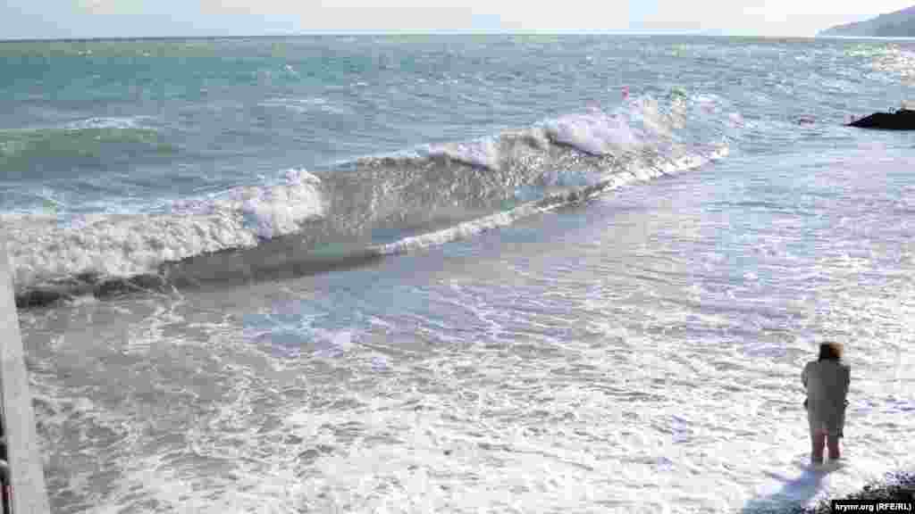 На пляжах шторм в 3-4 балла выглядит живописно &ndash; красивая полоса прибоя, шум волн и соленые брызги