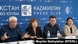 Алматыда журналистер баспасөз жиынын өткізіп, Қазақстан билігін Қылмыстық кодекстің 274-бабын қайта қарауға шақырды. Солдан оңға қарай: Марат Асипов, Қарлығаш Еженова, Лұқпан Ахмедияров және Нәзира Дәрімбет. Алматы, 22 сәуір 2026 жыл. 