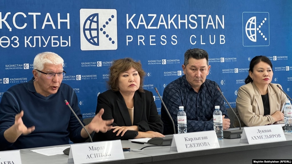 Журналисты Марат Асипов, Карлыгаж Еженова, Лукпан Ахмедьяров, Назира Даримбет (слева направо) на пресс-конференции в Алматы. 22 апреля 2026 года