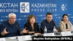 Журналисты Марат Асипов, Карлыгаж Еженова, Лукпан Ахмедьяров, Назира Даримбет (слева направо) на пресс-конференции в Алматы. 22 апреля 2026 года